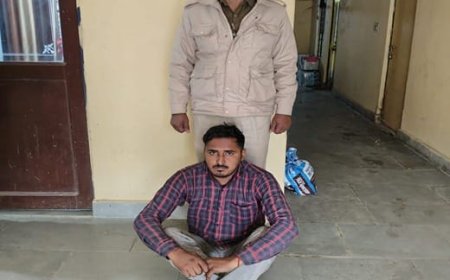 10 लीटर अवैध हथकड शराब ले जाते हुए एक आरोपी गिरफ्तार: मोटरसाइकिल जप्त