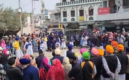 गुरु गोविंद सिंह के प्रकाश पर्व के उपलक्ष्य मे निकला नगर कीर्तन,हैरतअंगेज करतब बने आकर्षण का केंद्र