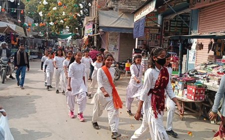 सुभाष चंद्र बोस की जयंती पर छात्राओं ने निकाला पथ संचलन