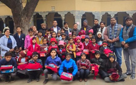 भाजपा नगर मण्डल ने विधार्थियों को वितरित किये स्वेटर,जूते व जुराब