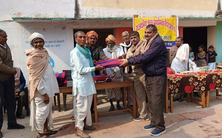 भामाशाह हरिराम ठेकेदार ने छोटा राजपुर पंचायत के  विद्यालयों में की दरी पट्टी भेंट