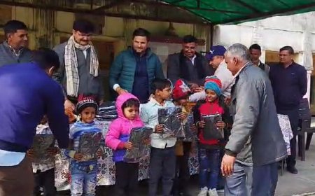 ई पी स्कूल के नन्हें मुन्ने बच्चों ने अपनी पॉकेट मनी से बांटी जर्सियां