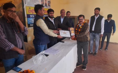 राष्ट्रीय मतदाता दिवस पर अधिकारियों व कार्मिकों का हुआ सम्मान