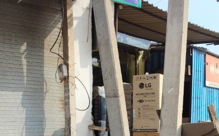 बिजली घर की नाक के नीचे छतिग्रस्त पोल कर्मचारी लापरवाह