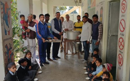 श्रीराम मंदिर प्राण प्रतिष्ठा के उपलक्ष्य में राजकीय प्राथमिक विद्यालय में बच्चों को खीर वितरण की