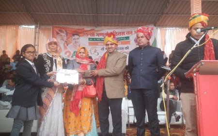 रैणी उपखण्ड मुख्यालय पर स्थानीय विधायक मांगेलाल मीना के मुख्यातिथ्य मे तहसीलदार रैणी ने किया ध्वजारोहण