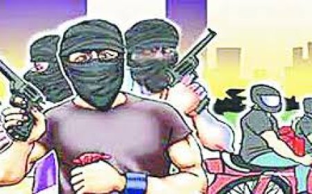 पुलिस की सर्तकता के बाद  दिन ढलते ही चार नकाबपोश हथियार बंद बदमाश रिक्शा चालक से 20 हजार रूपये लूट कर फरार