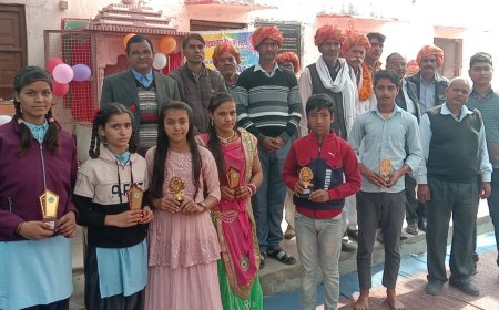विद्यालय में प्रतिभावान विद्यार्थियों व भामाशाहों का सम्मान किया