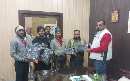 सर्दी से बचाव के लिए पालिका कर्मचारियों को ट्रेक सूट वितरण