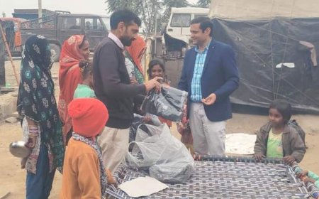 शहर में बच्चों को किया गर्म स्वेटरों का वितरण