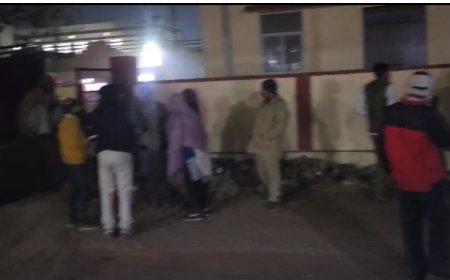 मनचले युवक ने स्कूल से घर जा रही युवतियों के साथ की छेड़छाड़ : उलाहना देने पर युवतियों के भाई पर लाठी-डंडों और पत्थरों से किया हमला