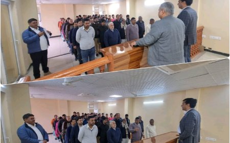 राष्ट्रपिता महात्मा गांधी व शहीदों को किया नमन