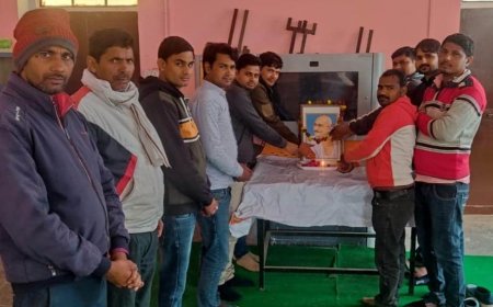 शहीद दिवस पर राष्ट्रपिता महात्मा गांधी की तस्वीर पर पुष्प अर्पित कर श्रध्दांजली दी गई  नगरपालिका रैणी मे