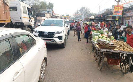 मुख्य सड़क मार्ग पर अतिक्रमण आवागमन में भारी परेशानियां