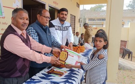 राजकीय उच्च प्राथमिक विद्यालय मे वार्षिकोत्सव का प्रारम्भ मां सरस्वती के समक्ष दीप प्रज्वलन कर हुआ