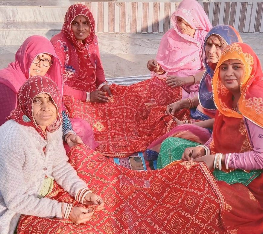 कांवट में स्थित रावो की ढाणी में भी महिलाओं ने मंगल गीत गाकर लगाई चुनरी की बूटियां :जोर-जोर से चल रहा है मां शाकंभरी की चुनरी के बूटियां लगाने का कार्य