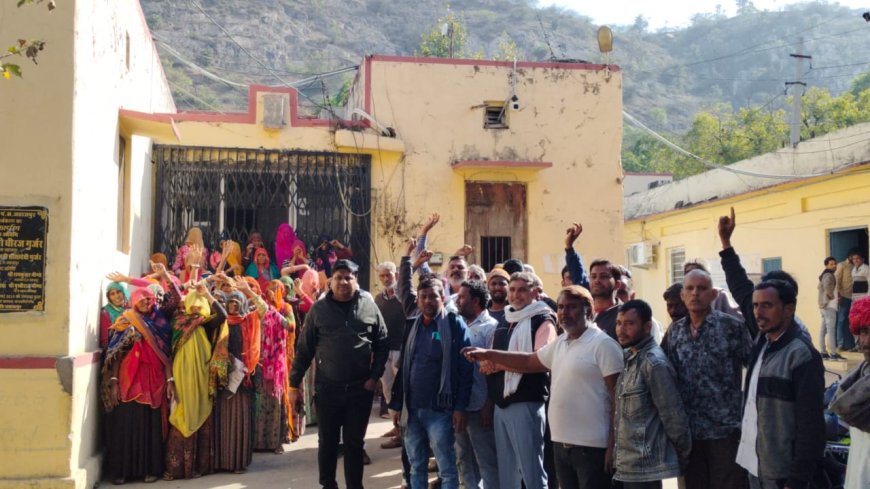 धौड़ सरपंच के खिलाफ पंचायत समिति कार्यालय पर ग्रामीणों ने किया प्रदर्शन, नरेगा योजना में भेदभाव का लगाया आरोप