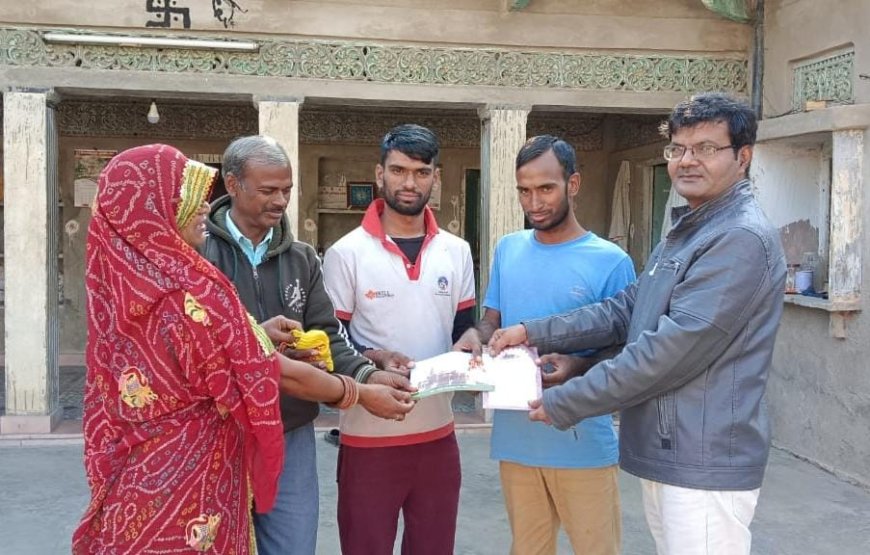 उदयपुरवाटी में घर-घर राम जन्मभूमि के अक्षत व पत्रक का वितरण जारी -अशोक बाबा के सानिध्य में घर कर दिए जा रहे हैं पीले चावल