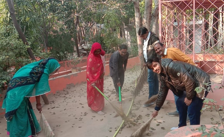सकट में भाजपा कार्यकर्ताओं ने मंदिर में सफाई कर दिया स्वच्छता का संदेश