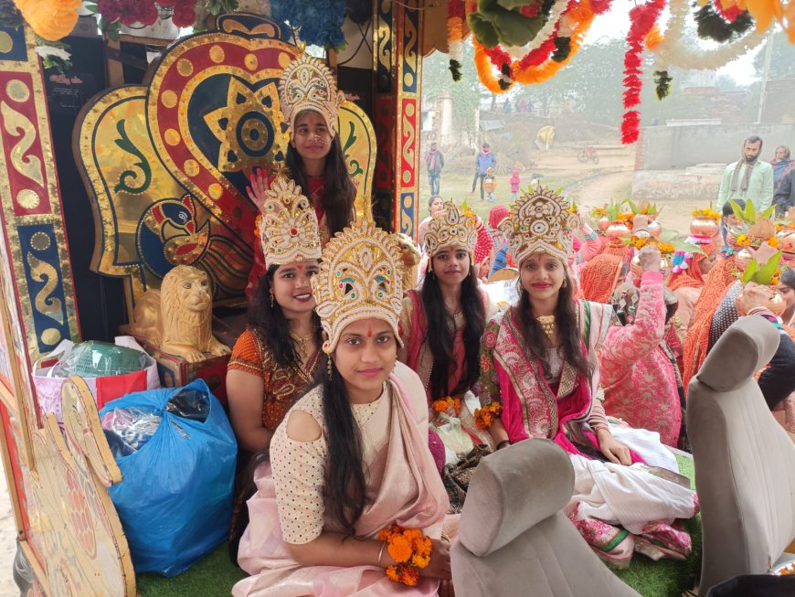 दुर्गा माँ की नयनाभिराम झाँकी के साथ निकाली कलश यात्रा
