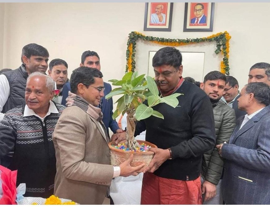वन एवं पर्यावरण राज्य मंत्री (स्वतंत्र प्रभार) संजय शर्मा को शासन सचिवालय मे कार्यालय उद्घाटन कार्यक्रम मे बन्नाराम मीना ने भेट किया बरगद का पेड