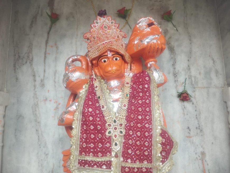 राजगढ़ कस्बे की पटायरी की डूंगरी पर स्थित सीताराम जी के मंदिर पर श्रीराम प्राण-प्रतिष्ठा से पहले मंदिर को सजाया।भजन सत्संग कार्यक्रम आयोजित