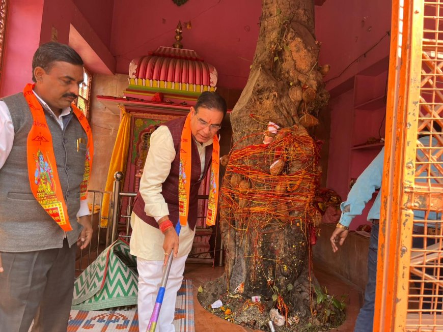 रामलाल की प्राण प्रतिष्ठा से पूर्व मंदिर में भाजपा कार्यकर्ताओं ने की सफाई