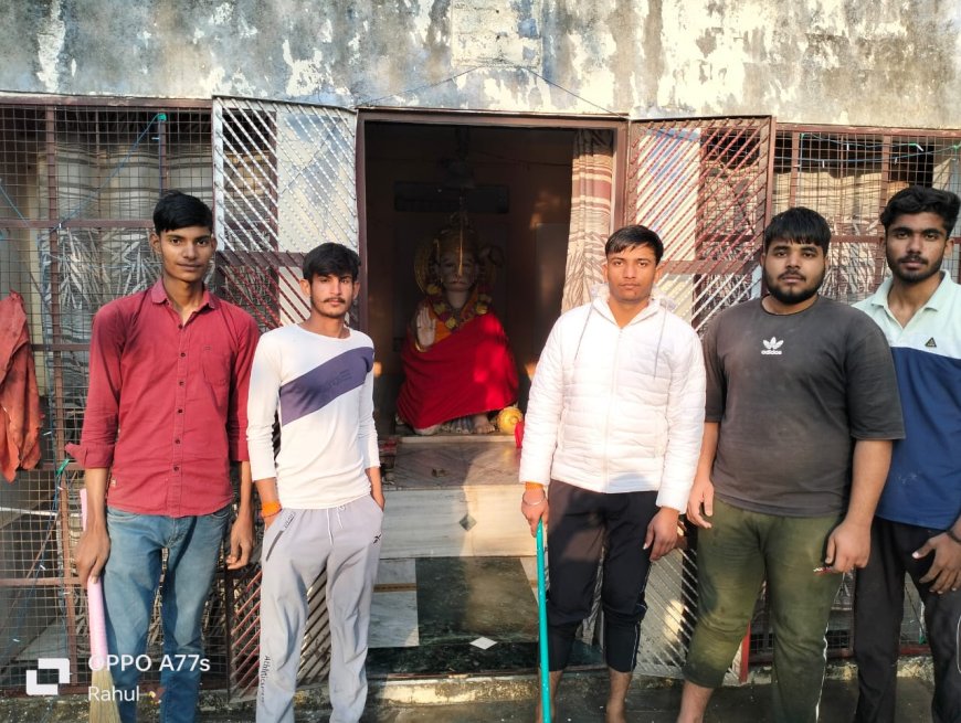 युवाओं ने रामनगर स्थित बालाजी मंदिर में की साफ-सफाई