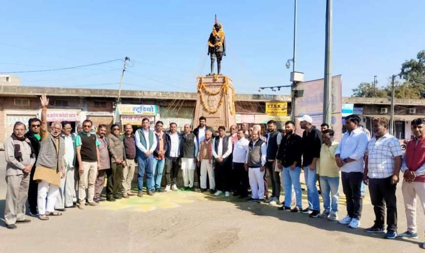 नेताजी सुभाषचन्द्र  बोस की जयंती पर नेताजी की प्रतिमा पर कांग्रेसजनो ने माल्यार्पण कर उन्हें किया भावपूर्ण नमन