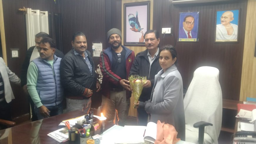 भरतपुर चौबुर्जा मोरी चारबाग व्यापार संघ के प्रतिनिधि मंडल ने नगर निगम आयुक्त से मुलाकात कर  पुष्प गुच्छ व पटका पहनाकर किया सम्मान
