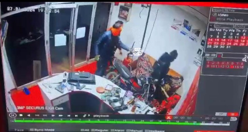 रामगढ़ -गोविंदगढ़ रोड पर स्थित दुकान मे  नकाबपोश बदमाशों ने बंदूक की नौक पर की लूट : घटना सीसीटीवी कैमरे में हुई कैद