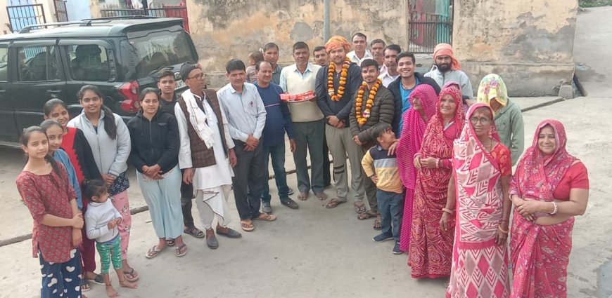 अयोध्या में राम लला की पदयात्रा पूरी करके गांव लौटे धर्मेंद्र शर्मा का ग्रामीणों ने किया स्वागत