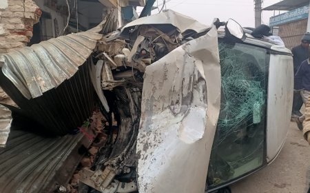 अनियंत्रित होकर कार कपड़े की दुकान मे घुसी