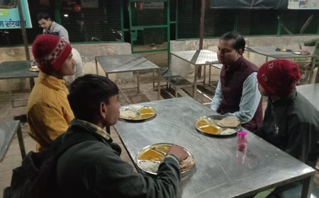 जिला कलक्टर ने किया अन्नपूर्णा रसोई का आकस्मिक निरीक्षण