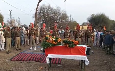 लगभग 30 घण्टे बाद सैनिक सम्मान के साथ किया अंतिम संस्कार