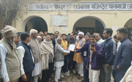 बीडीओ से मारपीट करने वाले आरोपी के विरुद्ध कड़ी  कार्यवाही करने की मांग को लेकर अनुसूचित जाति समाज द्वारा मुख्यमंत्री के नाम उपखंड अधिकारी को सौंपा ज्ञापन