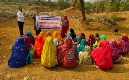 मनरेगा श्रमिकों को पैरालीगल वालेंटियर ने दी कानूनी जानकारी