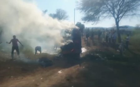 बिजली के तारो की चपेट मे आई कड़बी से भारी पिकअप: लगी आग