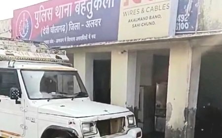 बहतूकला देवी धौलागढ़ थाना क्षेत्र में घर में बंधी दो भैंसों को पिक अपगाड़ी में चोरी कर ले गए।