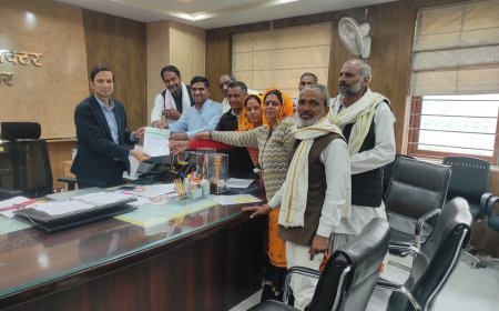 विधायक मांगेलाल मीना की मौजूदगी मे किसान नेताओ ने सीएम के नाम अलवर कलेक्टर को सौंपा ज्ञापन