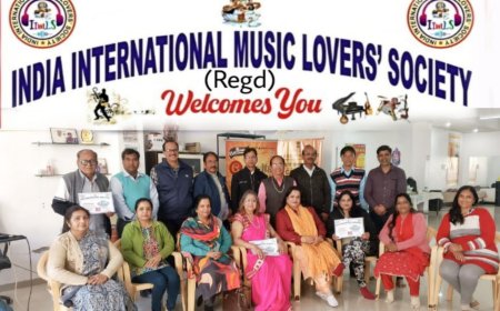 देहरादून से प्रसिद्ध गायिका डॉ. रीटा चड्डा को ऑनलाइन स्टार मेकर के पार्टी रूम में थीम गाने वाले इल्मस सदस्यों के साथ किया सम्मानित