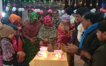 सकट में मूर्तियों की प्राण प्रतिष्ठा की वर्षगांठ मनाई, श्रद्धालु ने काटा केक  गाए बधाई गीत