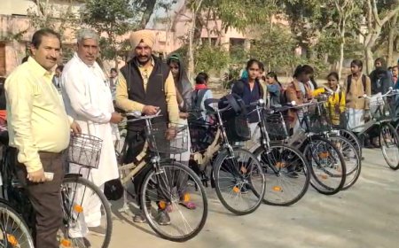 साइकिलें मिलने से छात्राओं के चेहरे खिले