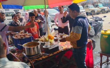 शुद्ध के लिए युद्ध : शुद्ध-आहार मिलावट परिवार के तहत खैरथल कस्बे में लिए सैंपल