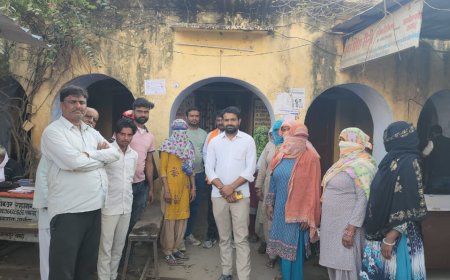 लीज की आड़ में हो रहे अवैध खनन और ब्लास्टिंग से परेशान ग्रामीणों ने एसडीएम के नाम तहसीलदार को सौंपा ज्ञापन