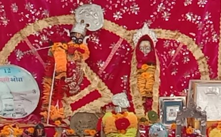 एकादशी के मौके पर महिलाओं ने बांके बिहारी मंदिर में किया भजन कीर्तन