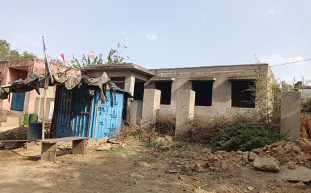 ग्रामीण चिकित्सा एवं स्वास्थ्य की हकीकत: अस्पताल बिल्डिंग दो साल से अधूरी  मेन गेट पर भी अतिक्रमण