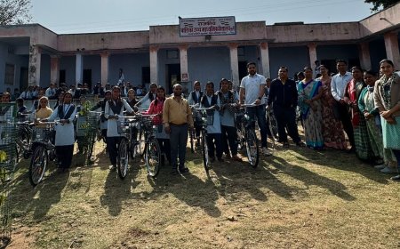 माणक लोढ़ा में साइकिल पाकर खिल उठे 76 छात्राओं के चेहरे