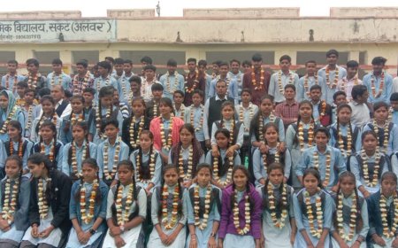 सकट में कक्षा 12 वीं के विधार्थियों को विधालय से दी विदाई, तिलक लगाकर की उज्जवल भविष्य की कामना