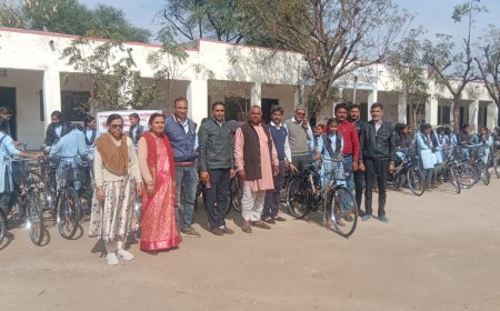 साइकिल पाकर खिल उठे  छात्राओं के चेहरे